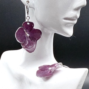 Cercei cu hortensie grena presată � bijuterii elegante din flori naturale - bijuterii - cercei - cercei hoops - Artynos.ro