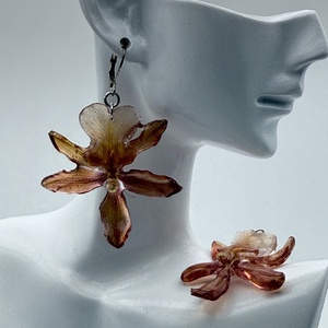 Cercei cu orhidee Cambria maro naturale � bijuterii handmade în rășină - bijuterii - cercei - cercei hoops - Artynos.ro