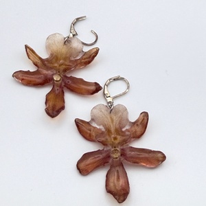 Cercei cu orhidee Cambria maro naturale � bijuterii handmade în rășină - bijuterii - cercei - cercei hoops - Artynos.ro