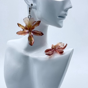 Cercei cu orhidee Cambria maro naturale � bijuterii handmade in rasina, Bijuterii, Cercei, Cercei Hoops, Confectionarea bijuteriilor, ARTYNOS