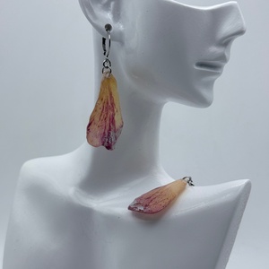 Cercei florali cu petale de trandafir � bijuterii handmade din natură - bijuterii - cercei - cercei din rășină - Artynos.ro