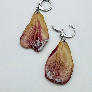 Cercei florali cu petale de trandafir � bijuterii handmade din natură - bijuterii - cercei - cercei din rășină - Artynos.ro