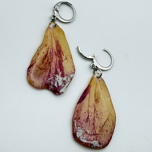 Cercei florali cu petale de trandafir � bijuterii handmade din natură - bijuterii - cercei - cercei din rășină - Artynos.ro