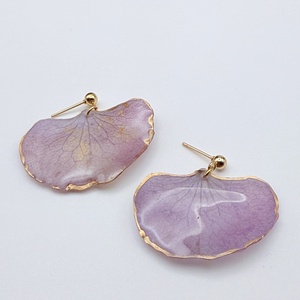 Cercei cu petale de hortensie mov � bijuterii florale handmade - bijuterii - cercei - cercei din rășină - Artynos.ro