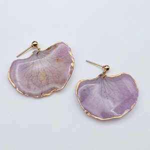 Cercei cu petale de hortensie mov � bijuterii florale handmade - bijuterii - cercei - cercei din rășină - Artynos.ro