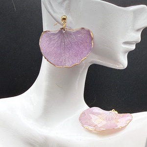 Cercei cu petale de hortensie mov � bijuterii florale handmade - Artynos.ro