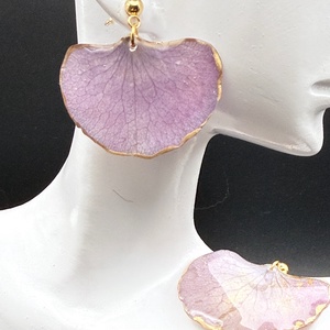 Cercei cu petale de hortensie mov � bijuterii florale handmade - bijuterii - cercei - cercei din rășină - Artynos.ro