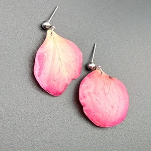 Cercei eleganți cu petale de trandafir naturale în rășină - bijuterii - cercei - cercei din rășină - Artynos.ro