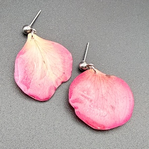 Cercei eleganți cu petale de trandafir naturale în rășină - bijuterii - cercei - cercei din rășină - Artynos.ro