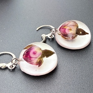 Cercei cu boboc de trandafir natural � bijuterii handmade romantice - bijuterii - cercei - cercei hoops - Artynos.ro