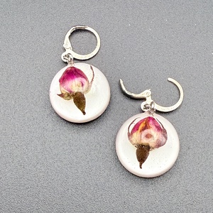 Cercei cu boboc de trandafir natural � bijuterii handmade romantice - bijuterii - cercei - cercei hoops - Artynos.ro