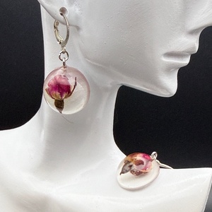 Cercei cu boboc de trandafir natural � bijuterii handmade romantice - Artynos.ro