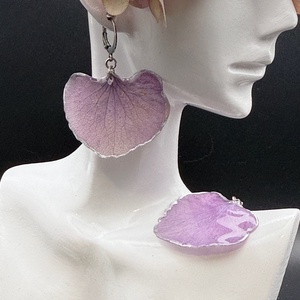 Cercei handmade cu hortensie mov � bijuterii din flori naturale - bijuterii - cercei - cercei hoops - Artynos.ro