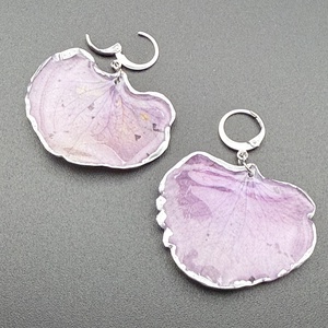Cercei handmade cu hortensie mov � bijuterii din flori naturale - bijuterii - cercei - cercei hoops - Artynos.ro