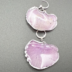 Cercei handmade cu hortensie mov � bijuterii din flori naturale - bijuterii - cercei - cercei hoops - Artynos.ro
