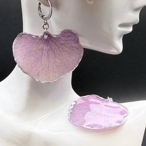 Cercei handmade cu hortensie mov � bijuterii din flori naturale - Artynos.ro
