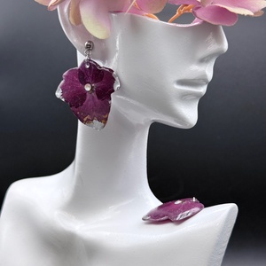 Cercei cu hortensie mov in rasina  � bijuterii florale handmade - bijuterii - cercei - cercei din rășină - Artynos.ro