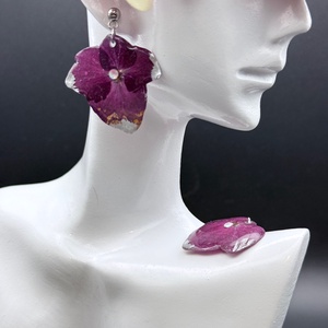 Cercei cu hortensie mov in rasina  � bijuterii florale handmade - Artynos.ro