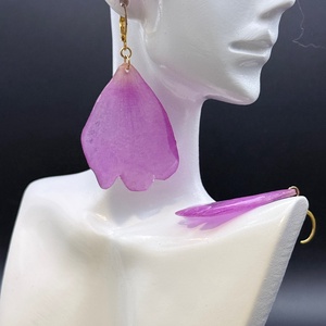 Cercei cu petale naturale de bujor roz � bijuterii din flori presate, Bijuterii, Cercei, Cercei Hoops, Confectionarea bijuteriilor, ARTYNOS