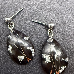 Cercei cu puf de papadie natural in rasina � bijuterii handmade delicate - Artynos.ro