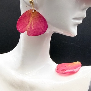 Cercei handmade cu petale de trandafir roz presate � bijuterii naturale - Artynos.ro