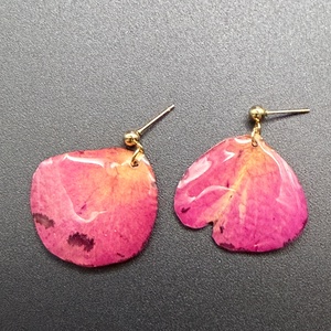 Cercei handmade cu petale de trandafir roz presate � bijuterii naturale - bijuterii - cercei - cercei din rășină - Artynos.ro