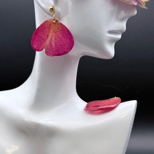 Cercei handmade cu petale de trandafir roz presate � bijuterii naturale - bijuterii - cercei - cercei din rășină - Artynos.ro