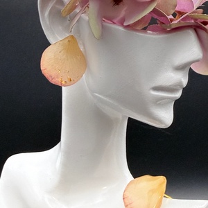 Cercei eleganti cu mini petale de trandafir naturale in rasina - Artynos.ro