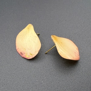 Cercei eleganți cu mini petale de trandafir naturale în rășină - bijuterii - cercei - cercei din rășină - Artynos.ro