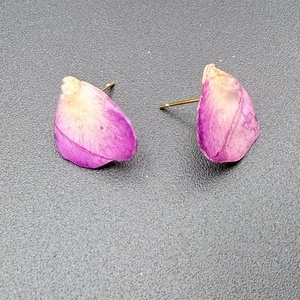 Cercei eleganți cu mini petale de trandafir naturale în rășină - bijuterii - cercei - cercei din rășină - Artynos.ro