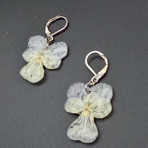 Cercei cu panselute naturale in rasina � bijuterii handmade florale - Artynos.ro