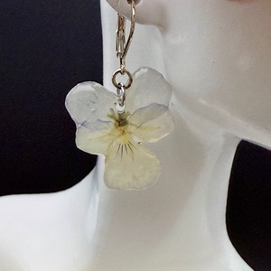 Cercei cu panseluțe naturale în rășină � bijuterii handmade florale - bijuterii - cercei - cercei hoops - Artynos.ro