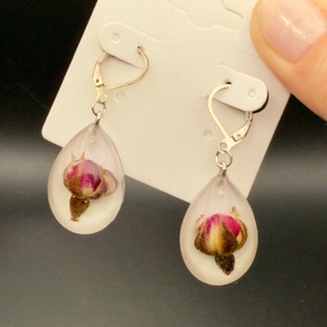  Cercei cu boboc de trandafir natural � bijuterii romantice handmade - bijuterii - cercei - cercei hoops - Artynos.ro