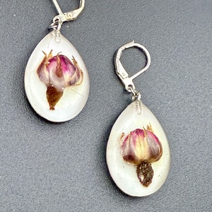  Cercei cu boboc de trandafir natural � bijuterii romantice handmade - bijuterii - cercei - cercei hoops - Artynos.ro