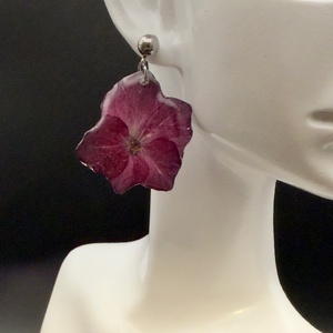 Cercei cu hortensie grena naturală � bijuterii handmade în rășină - bijuterii - cercei - cercei din rășină - Artynos.ro