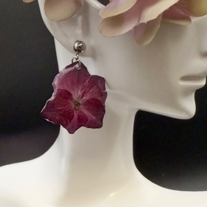 Cercei cu hortensie grena naturala � bijuterii handmade in rasina - Artynos.ro