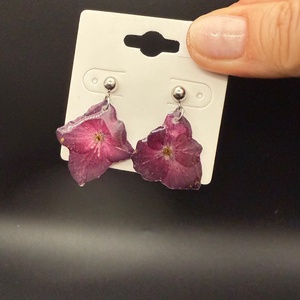 Cercei cu hortensie grena naturală � bijuterii handmade în rășină - bijuterii - cercei - cercei din rășină - Artynos.ro