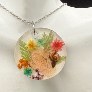 Pandantiv tip terariu cu flori naturale � bijuterie handmade în rășină - bijuterii - coliere - coliere cu pandative - Artynos.ro