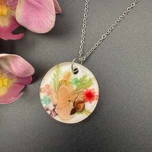Pandantiv tip terariu cu flori naturale � bijuterie handmade in rasina - Artynos.ro
