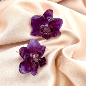 Cercei cu Mini Orhidee violet Naturale in rasina uv � Bijuterii Handmade Elegante - Artynos.ro