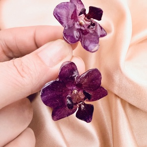 Cercei cu Mini Orhidee violet Naturale in rasina uv � Bijuterii Handmade Elegante - bijuterii - cercei - cercei din rășină - Artynos.ro