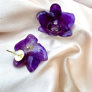 Cercei cu Mini Orhidee violet Naturale in rasina uv � Bijuterii Handmade Elegante - bijuterii - cercei - cercei din rășină - Artynos.ro