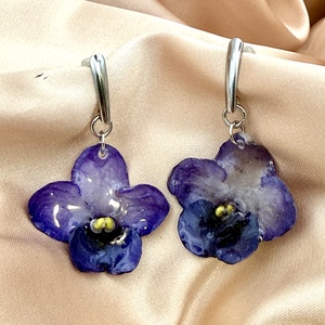 Cercei cu Violete de Parma mov Naturale � Bijuterii cu Flori - bijuterii - cercei - cercei din rășină - Artynos.ro