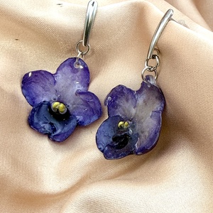 Cercei cu Violete de Parma mov Naturale � Bijuterii cu Flori - bijuterii - cercei - cercei din rășină - Artynos.ro