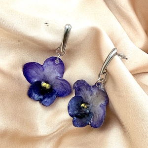 Cercei cu Violete de Parma mov Naturale � Bijuterii cu Flori - bijuterii - cercei - cercei din rășină - Artynos.ro