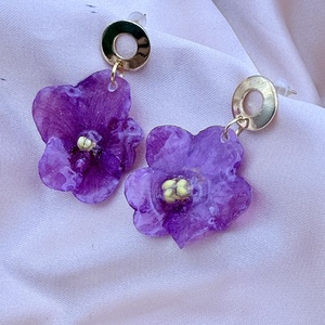 Cercei cu Violete de Parma Naturale roz  � Bijuterii Elegante cu Flori - bijuterii - cercei - cercei din rășină - Artynos.ro