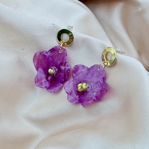 Cercei cu Violete de Parma Naturale roz  � Bijuterii Elegante cu Flori - bijuterii - cercei - cercei din rășină - Artynos.ro