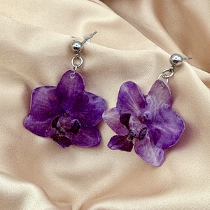 Cercei cu Mini Orhidee Naturale violet  � Bijuterii Elegante - Artynos.ro