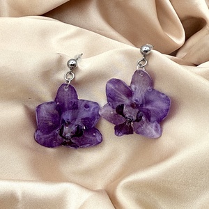 Cercei cu Mini Orhidee Naturale violet  � Bijuterii Elegante - bijuterii - cercei - cercei din rășină - Artynos.ro