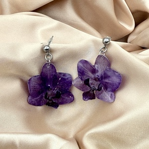 Cercei cu Mini Orhidee Naturale violet  � Bijuterii Elegante - bijuterii - cercei - cercei din rășină - Artynos.ro